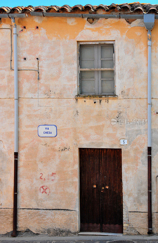 穆拉韦拉，卡利亚里省，撒丁岛，意大利:Via Chiesa上的普通房子